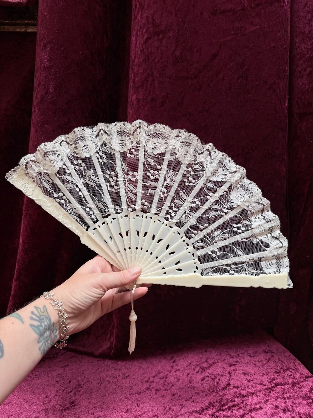 Vintage Ivory Lace Folding Hand Fan – Delicate Floral Lace + Tassel Detail